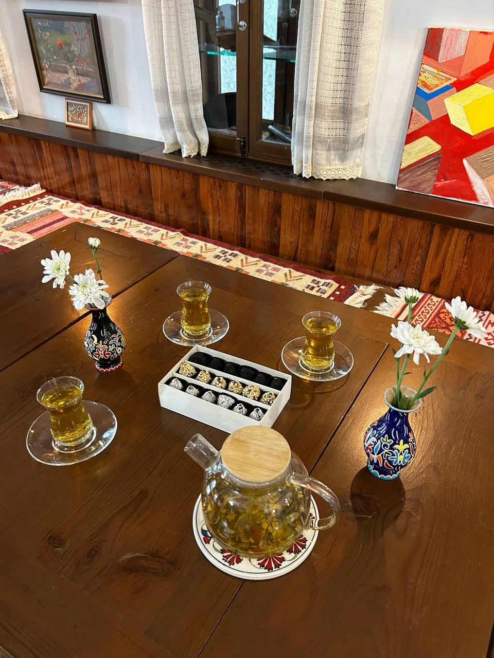 Чайник, армуды и угощение